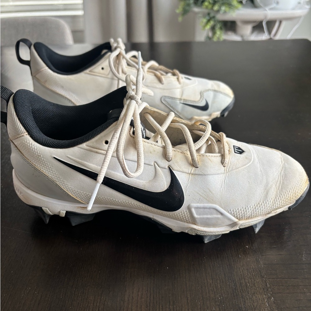 Nike White and Black Athletic Cleats